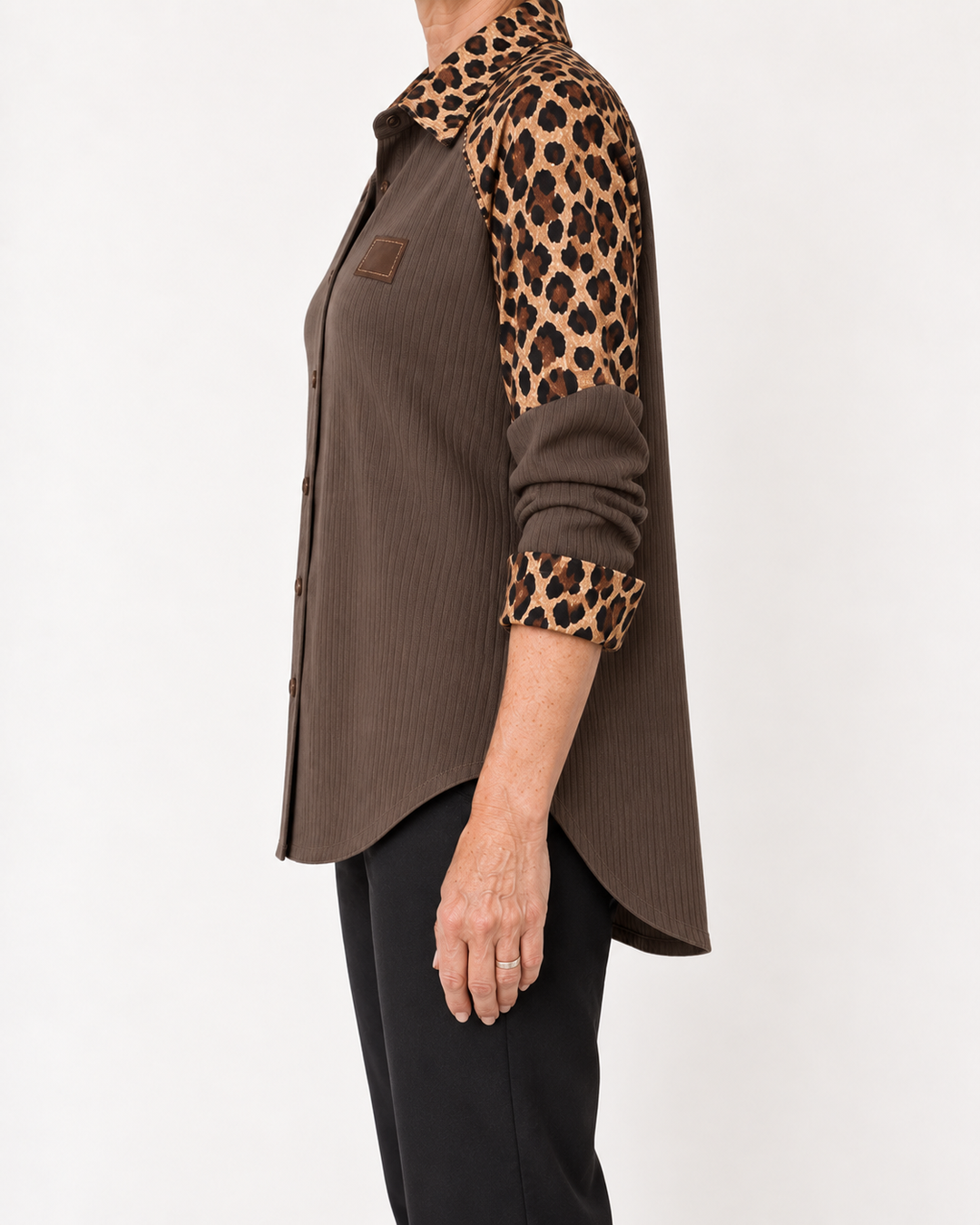 Signe | Ribbluse med leopardærmer
