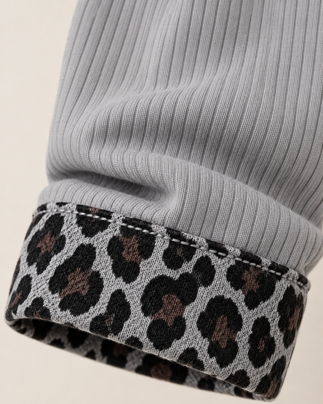 Signe | Ribbluse med leopardærmer